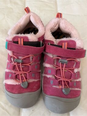 NWOT Cozy Pink Girls' Faux-Fur Lined Keen Shoes with Hook-and-Loop Strap, size 6